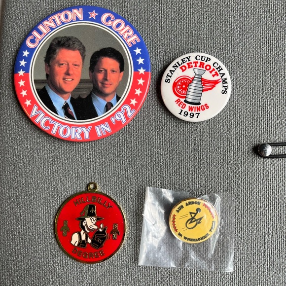 Vintage pins and badge - Picture 1 of 3